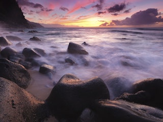 纳巴利海岸的日落，前景是熔岩