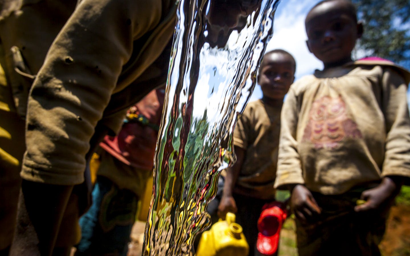 Children collect water in Uwinka.