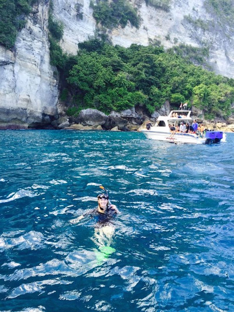 CI’s Kelsey Rosenbaum jumps in to snorkel with mantas at Manta Point.